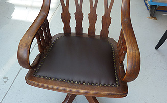 Restaurierter Stuhl mit neuer, originalgetreuer Sitzflche.